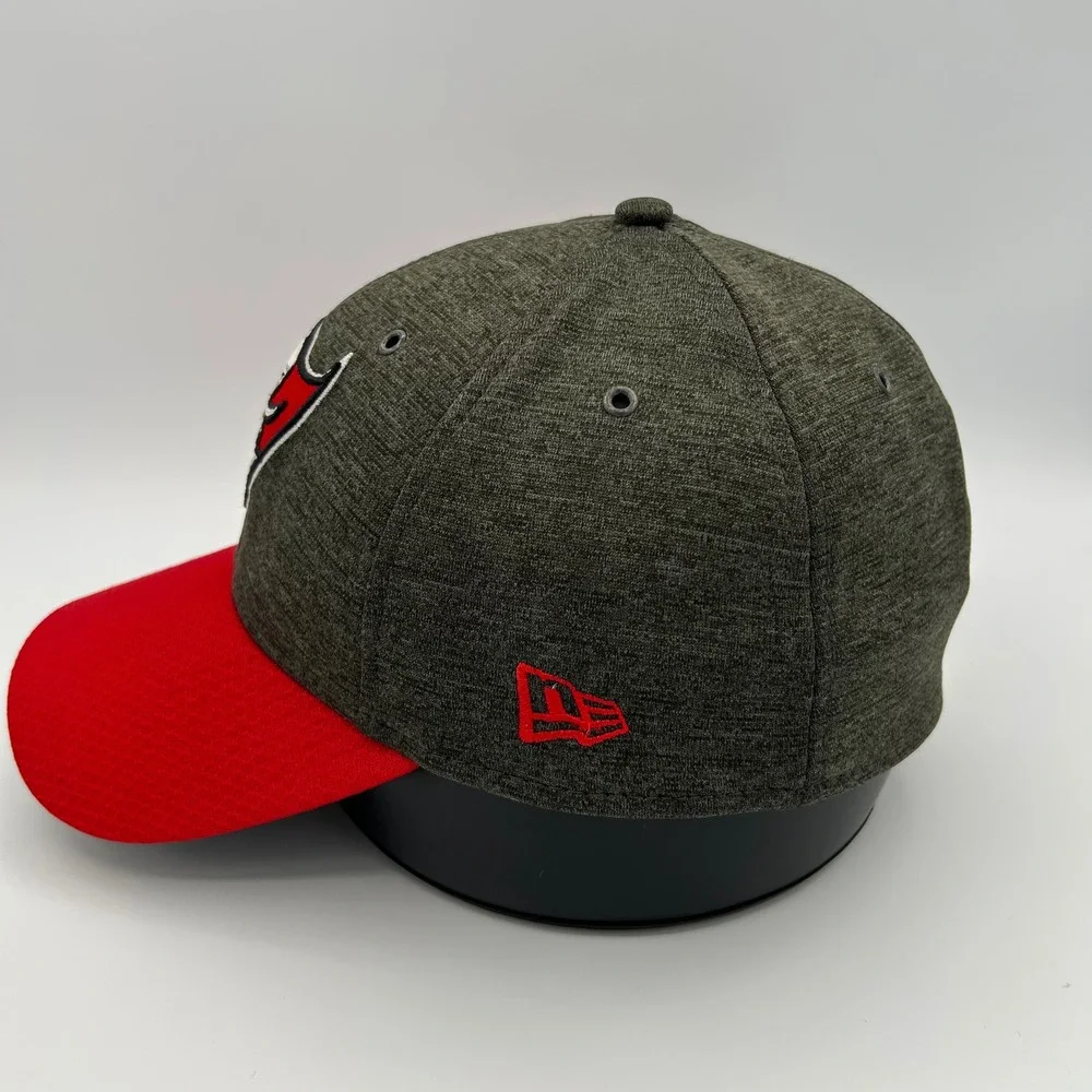 Tampa Bay Buccaneers Hat New Era 39THIRTY Mens L/XL Red Charcoal Sideline Sport